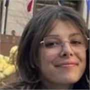 Studentessa universitaria offre aiuto compiti ai bambini delle elementari